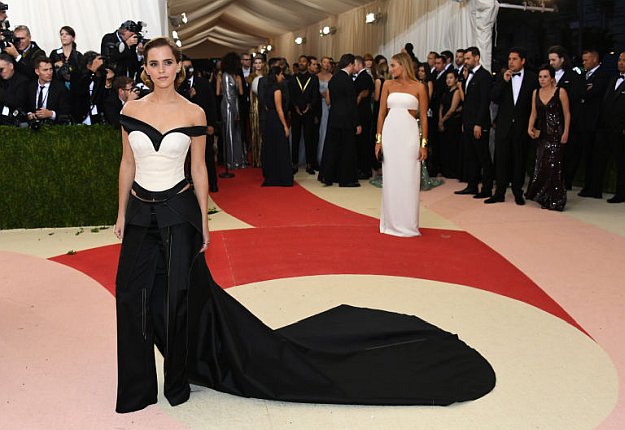 Here are the 11 Breathtaking Met Gala Red Carpet Fashion Moments of Hollywood starts by Cute Outfits at https://cuteoutfits.com/11-breathtaking-met-gala-red-carpet-fashion-moments/