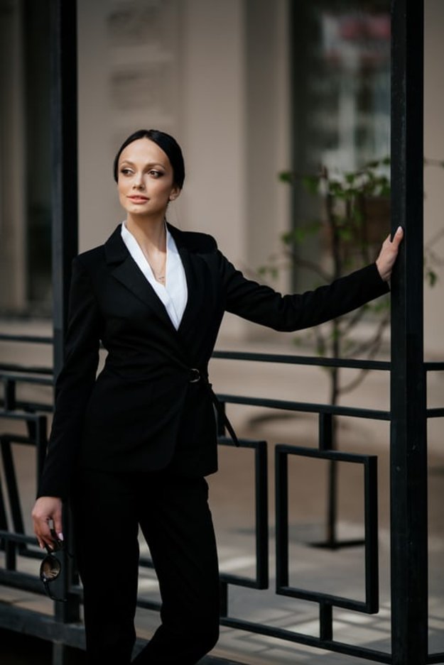Check out Classic Outfits For Work: 10 Looks That Will Never Go Out Of Style at https://cuteoutfits.com/classic-outfits-work/