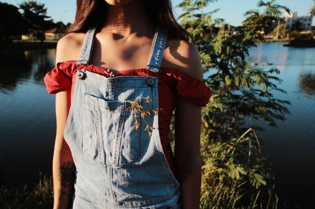 Check out 15 Cute 90s-Inspired Ways To Wear Denim Overalls For Women at https://cuteoutfits.com/denim-overalls-for-women-90s/