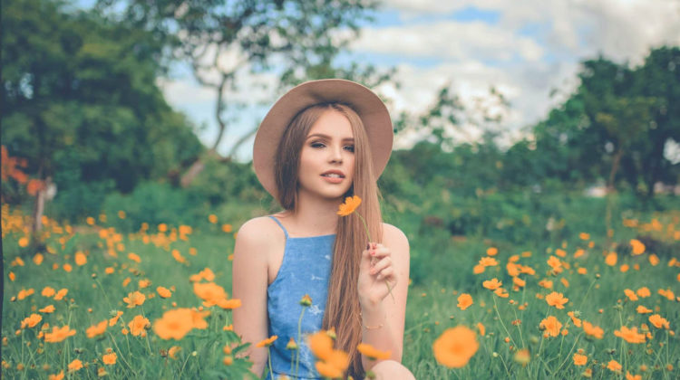Woman sitting on yellow flower field | Cute Outfits To Wear With Your No Makeup Look | cute outfits for summer | Featured