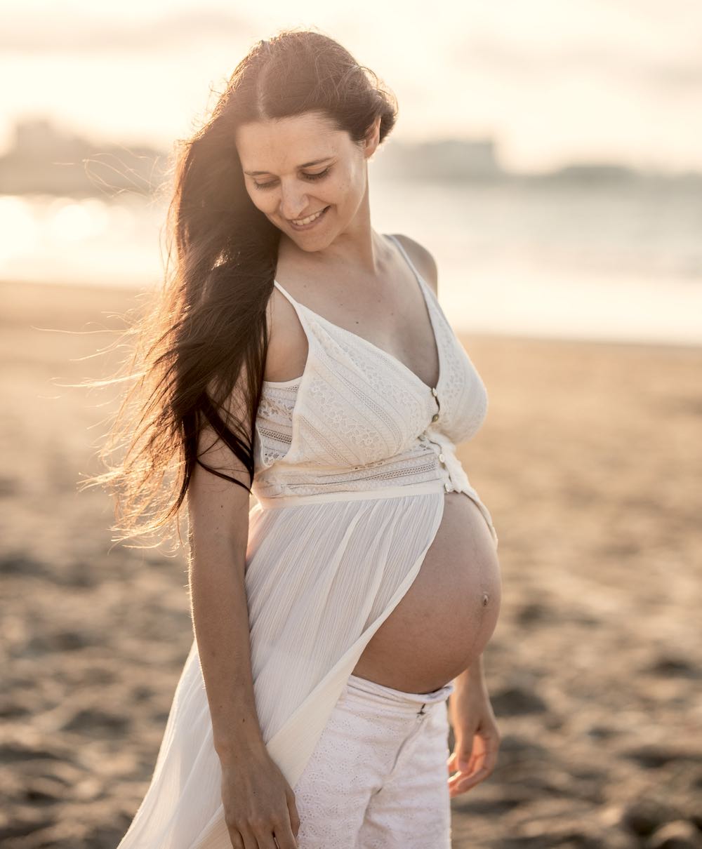Pregnant Lady On The Beach | Cute Maternity Jeans To Flaunt That Baby Bump