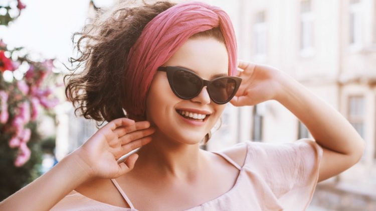 Outdoor close up portrait of young beautiful fashionable happy smiling lady wearing trendy wide pink headband | Best Hair Accessories You Can Wear This Spring | spring hair accessories | Featured