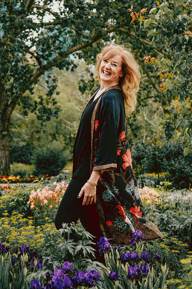 woman in flower garden wearing casual summer outfits for over 40 | keren perez | Casual Summer Outfits For Women Over 40 | casual summer outfits for over 40