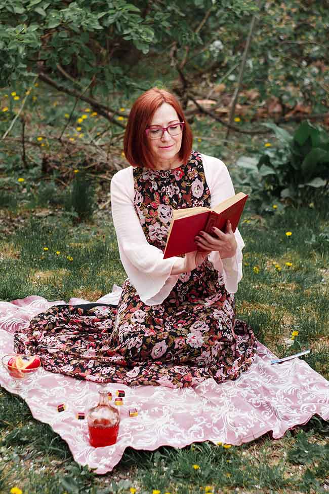 woman reading book in garden wearing casual summer outfits for over 40 | maria lupan | Casual Summer Outfits For Women Over 40 | casual summer outfits for over 40